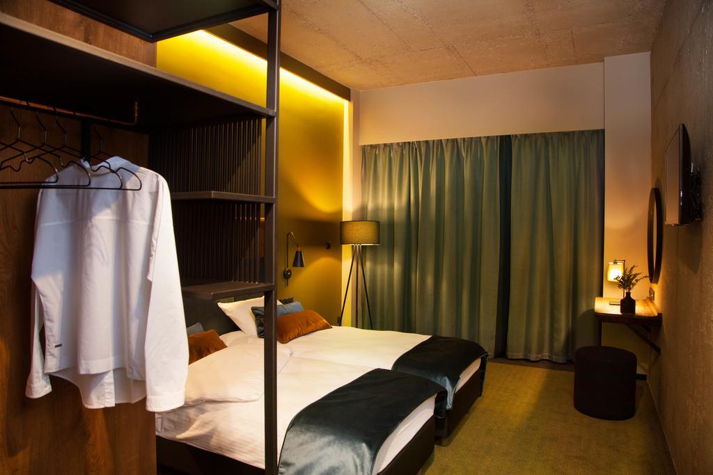 Hotel Remes Opalenica Extérieur photo