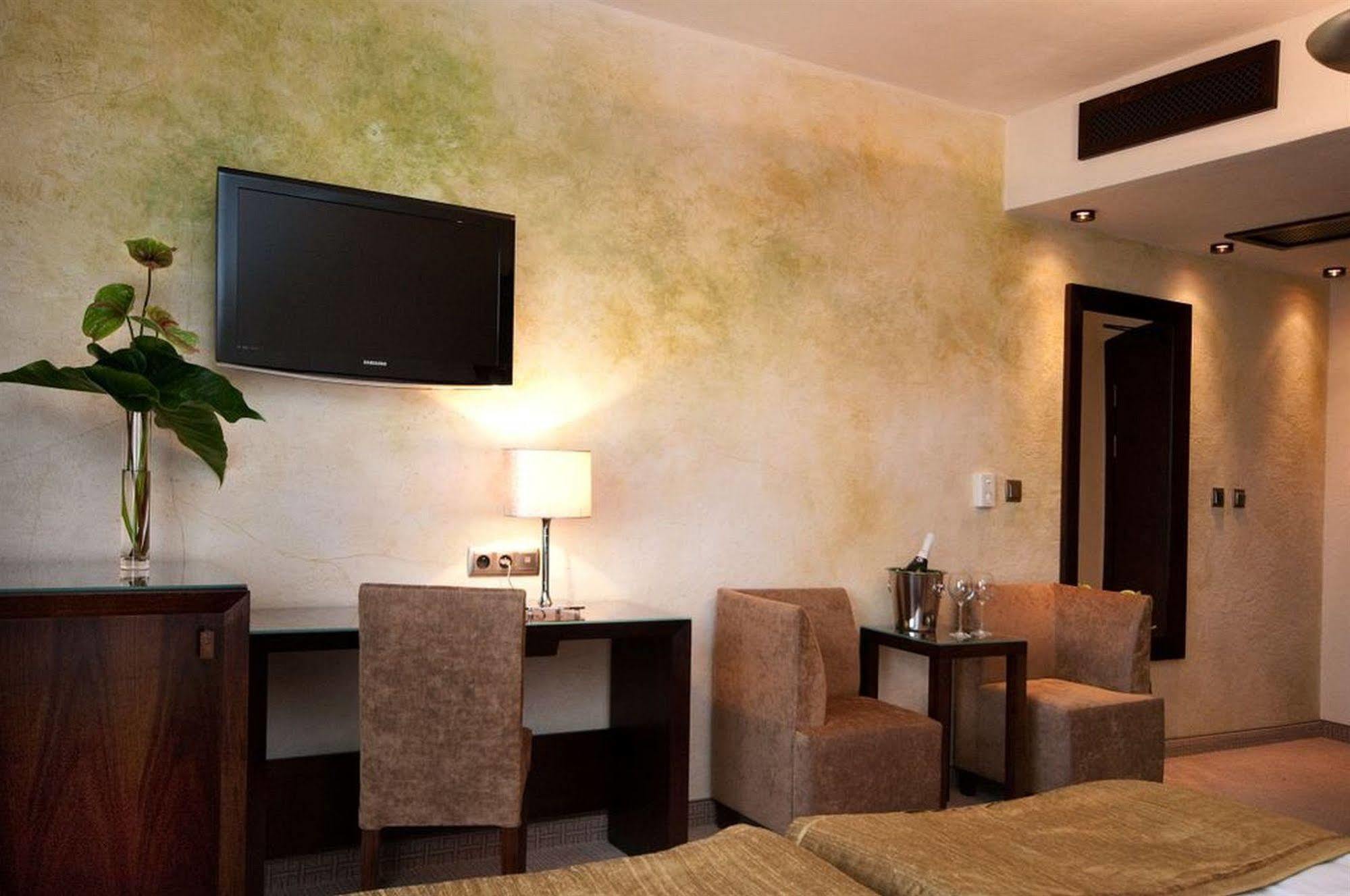 Hotel Remes Opalenica Extérieur photo