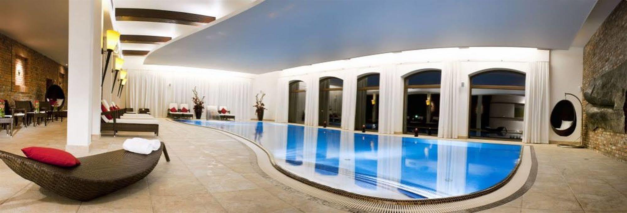 Hotel Remes Opalenica Extérieur photo