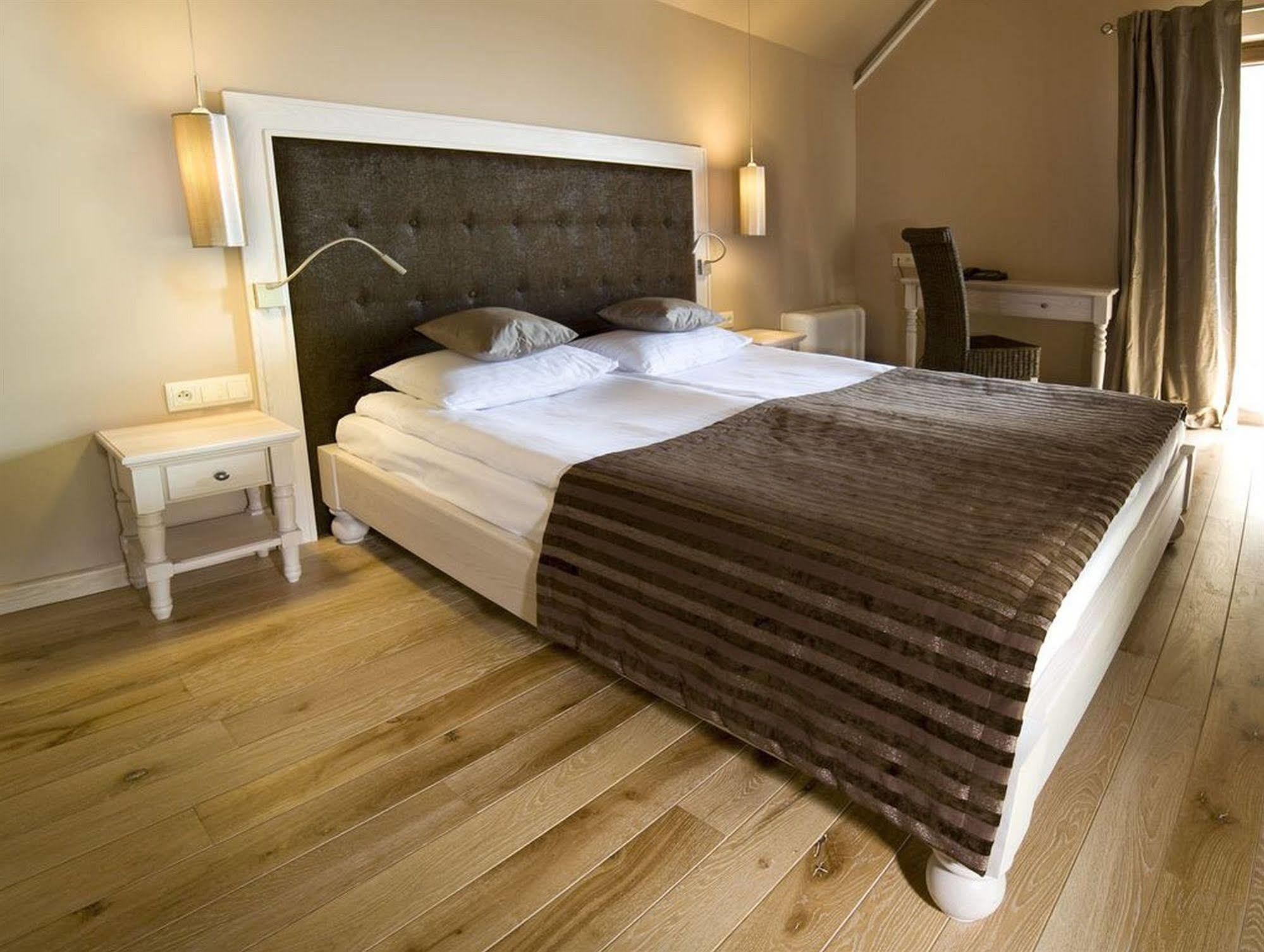 Hotel Remes Opalenica Extérieur photo
