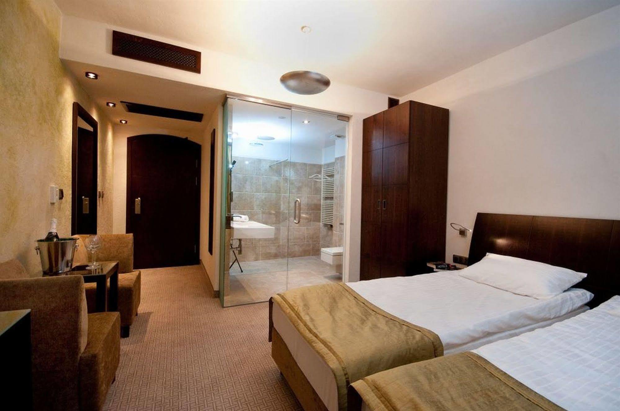 Hotel Remes Opalenica Extérieur photo